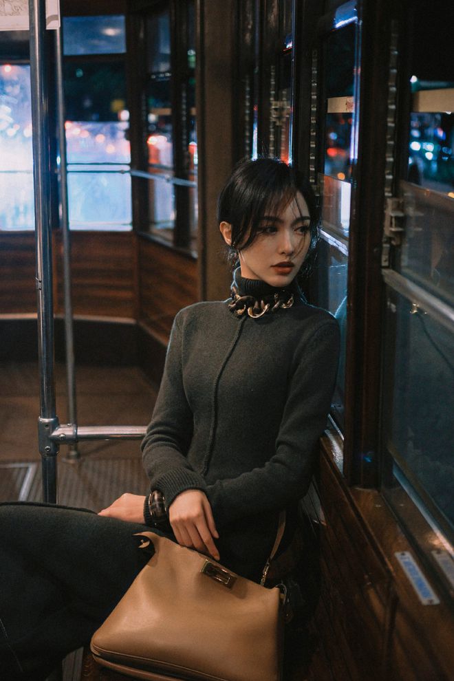 嫣好挺拔的身姿颇有贵妇气质m6米乐app东方大美人唐