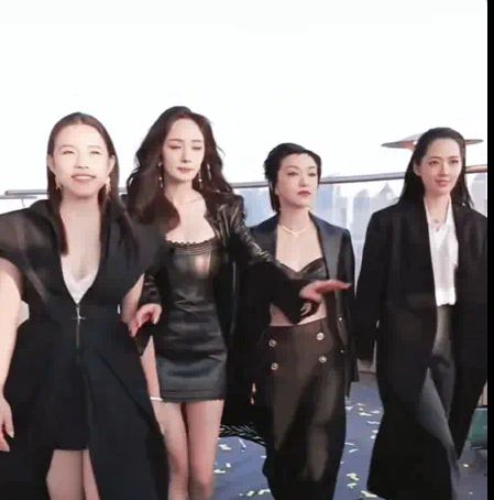 郭碧婷一起合照感觉太温馨！m6米乐时代姐妹花重聚杨幂(图2)