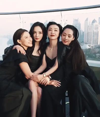 郭碧婷一起合照感觉太温馨！m6米乐时代姐妹花重聚杨幂(图6)