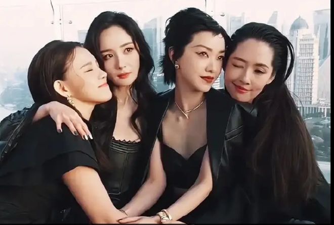 郭碧婷一起合照感觉太温馨！m6米乐时代姐妹花重聚杨幂(图4)