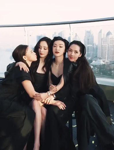 郭碧婷一起合照感觉太温馨！m6米乐时代姐妹花重聚杨幂(图3)