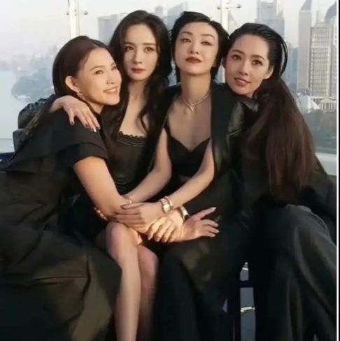 郭碧婷一起合照感觉太温馨！m6米乐时代姐妹花重聚杨幂(图7)