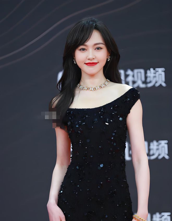礼服唐嫣高定黑裙却被压轴的赵丽颖抢镜米乐体育app网站澳门这天：张萌开胸(图13)