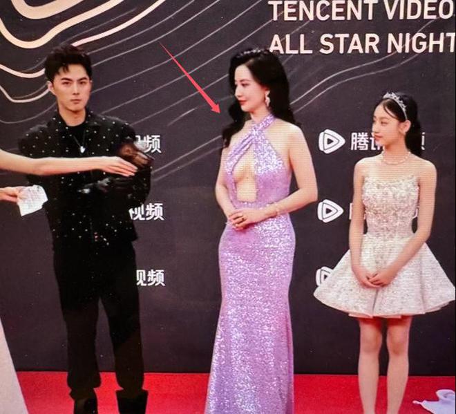 礼服唐嫣高定黑裙却被压轴的赵丽颖抢镜米乐体育app网站澳门这天：张萌开胸(图24)
