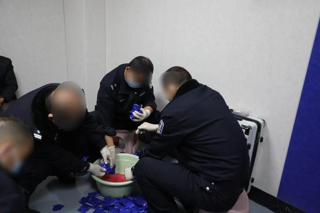 ！曲靖破获一起特大贩卖毒品案m6米乐app3447kg(图5)