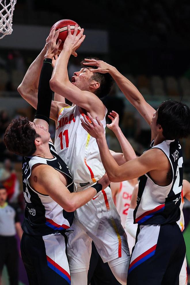 功复仇中国男篮闯入亚洲杯四强79比71!掐灭韩国三分成(图4) 功复仇中国男篮闯入亚洲杯四强79比71!掐灭韩国三分成(图4)