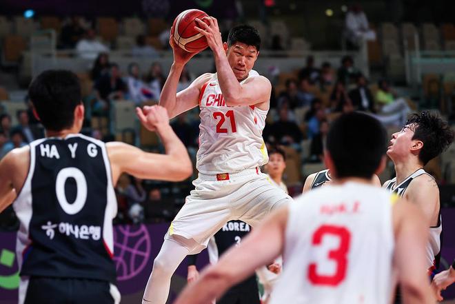 功复仇中国男篮闯入亚洲杯四强79比71！掐灭韩国三分成(图2)